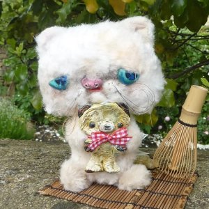 画像1: 1点もの☆ 大好き、テディベア抱き抱きエキゾチックショートヘアーキャット 17cm by 加藤日砂