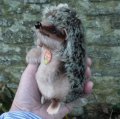 大変貴重なお品です！ シュタイフ社アーカイブより Joggi Hedgehog 12cm 1978年（ビンテージ）